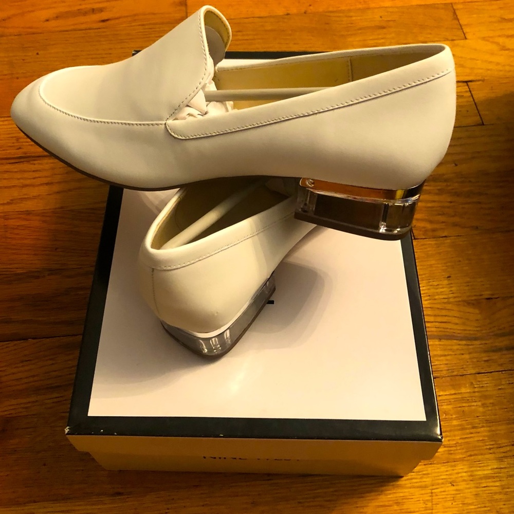 Gorgeous NWT Nine West White Glass Look Richly Accented Low Heel Size 7.5